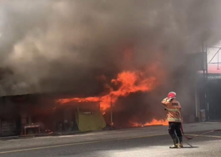 Kebakaran terjadi di Simpang Tugu Ikan Jalan Lintas Lubuk Alung Kabupaten Padang Pariaman, Sabtu (27/4/2024)