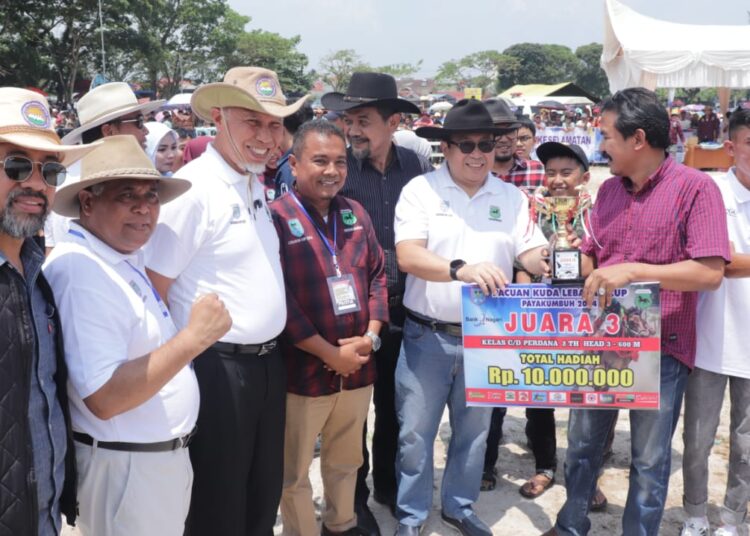 Penyerahan hadiah Pacuan Kuda Payakumbuh Lebaran Cup Tahun 2024 di Gelanggang Kubu Gadang, Minggu (14/4/2024).