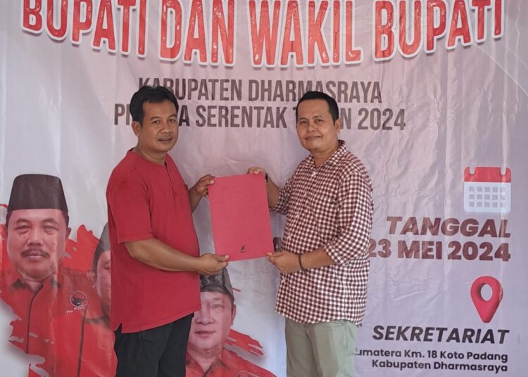 Ketua Penjaringan PDI-P Dharmasraya, Heri Sutrisno Bendol saat menerima berkas Pendaftaran Adidas Idaik sebagai Bacalon Bupati dan Wakil Bupati Dharmasraya pada Pilkada Serentak 2024, Rabu (23/4/2024).