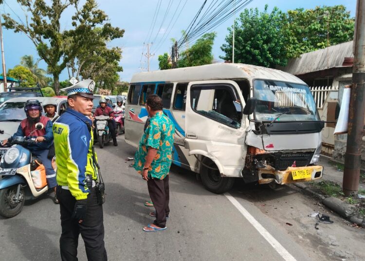 Kecelakaan beruntun di Jalan Dr. Hamka tepatnya di depan PT Asia Biskuit, Kecamatan Koto Tangah, Kota Padang pada Sabtu (27/4/2024).