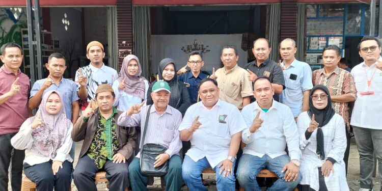 Ketua DPC PKB Dharmasraya, Yosrizal (Tengah) foto bersama Kader usai rapat konsolidasi PKB Dharmasraya.