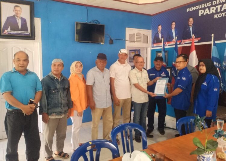Relawan Zulmaeta mengambil formulir pendaftaran bakal calon wali kota ke Sekretariat Dewan Perwakilan Cabang (DPC) Partai Demokrat Payakumbuh, Senin (29/4).