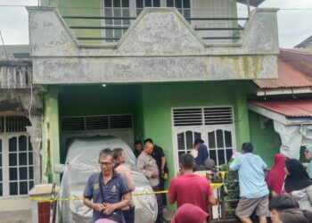 Garis polisi terpasang di rumah korban.