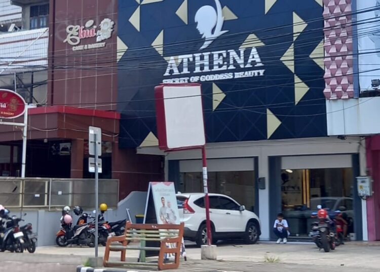 Klinik Athena Padang.