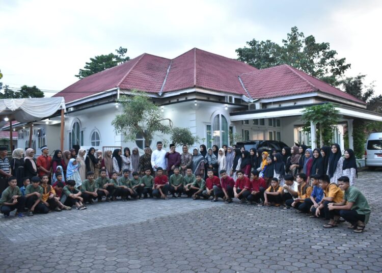 Penjabat (Pj) Wali Kota Payakumbuh Jasman Dt. Bandaro Bendang buka puasa bersama dengan puluhan anak dari Panti Asuhan Aisyiyah di Rumah Dinas Wali Kota, Sabtu (06/04/2024).