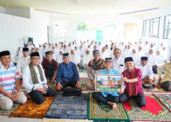 Wali Kota Padang menyerahkan bantuan pembangunan surau (foto: Humas Pemko Padang)