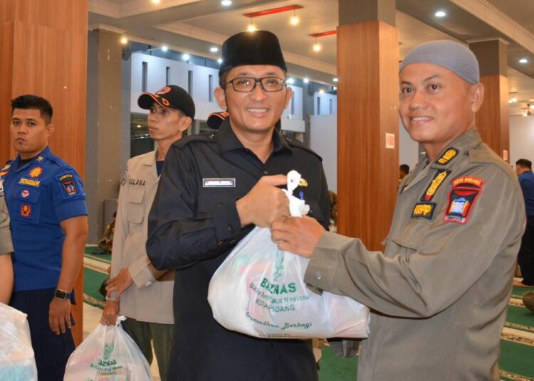 Wali Kota Padang memberikan sembako kepada jajaran OPD (Foto: Humas Pemko Padang)