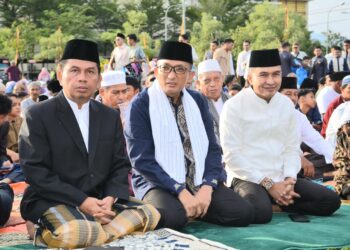 Pemko Padang menggelar salat Idul Fitri di Lapangan Tugu Apeksi Balai Kota Aie Pacah, Rabu (10/4/2024).