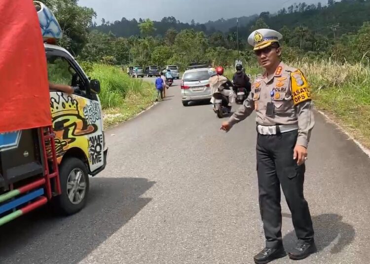 Polisi mengatur lalu lintas jalur satu arah Padang-Bukittinggi.