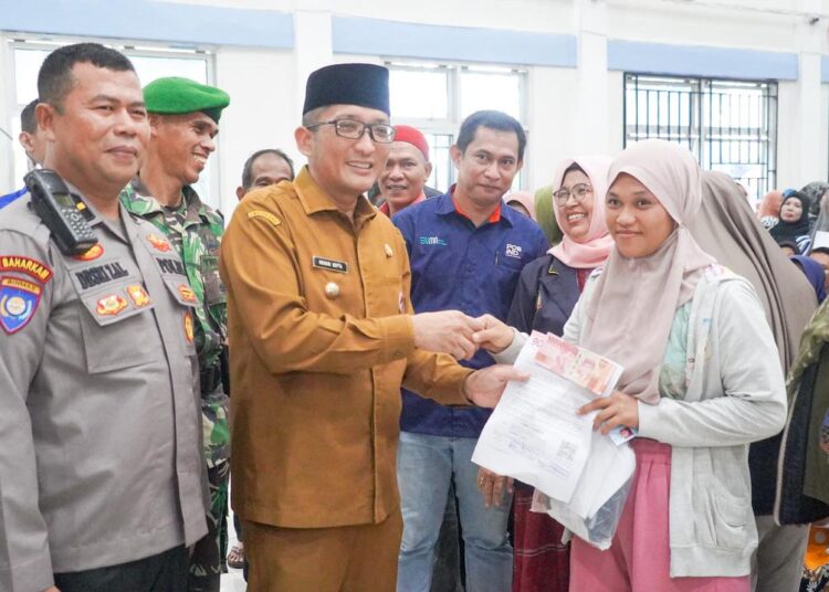 Wali Kota Padang Hendri Septa menyerahkan Bantuan Sosial Sembako Tunai Triwulan II kepada warga Kecamatan Lubuk Begalung.