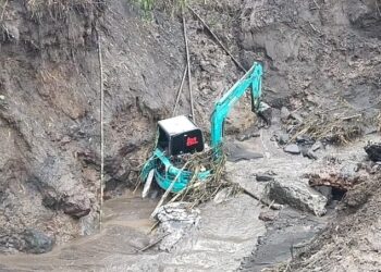 Ekskavator terjebak air bah di sungai kawasan Kelok Hantu Nagari Aia Angek Tanah Datar, Kamis (25/4/2024).