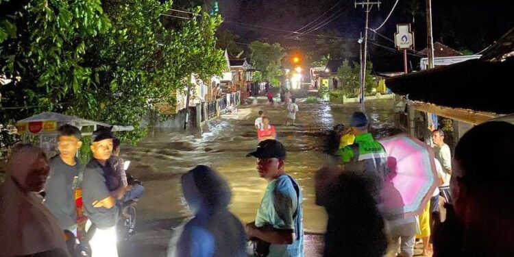 Banjir di Kumpalan Pasaman, Sabtu (27/4).