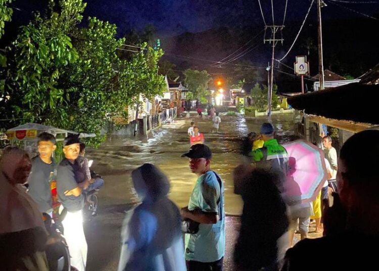 Banjir di Kumpalan Pasaman, Sabtu (27/4).