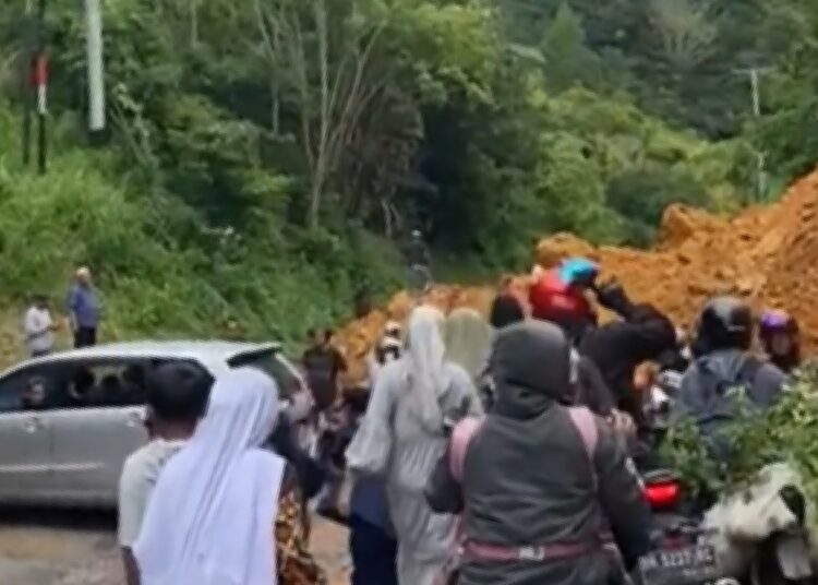 Longsor Di Surian Kabupaten Solok Akses Jalan Padang Solok Selatan Terputus Sementara 2084