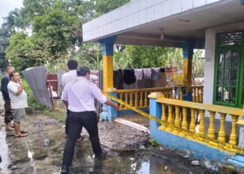 Garis polisi terpasang di rumah yang dibakar pemiliknya. Foto: Dok. Polsek Tualang