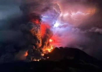 Gunung Ruang di Sulawesi Utara meletus.