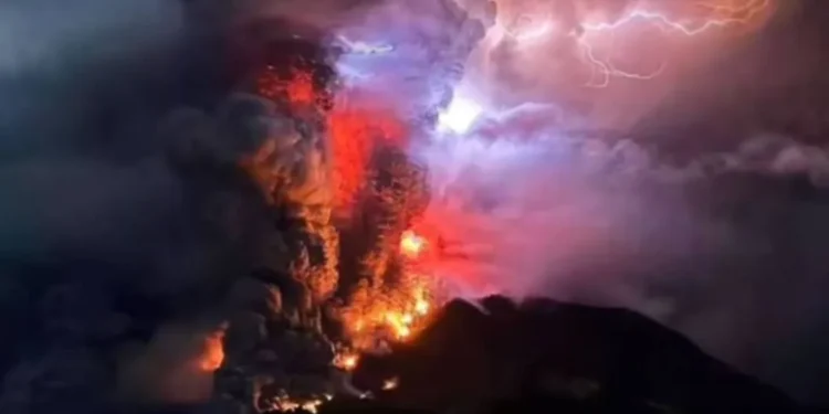 Gunung Ruang di Sulawesi Utara meletus.