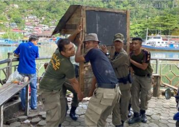 Satpol PP melakukan pembersihan di Batang Arau untuk persiapan Festival Muaro.