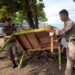 Petugas mengangkut lapak PKL di kawasan Pantai Padang (foto: Instagram Satpol PP Padang).