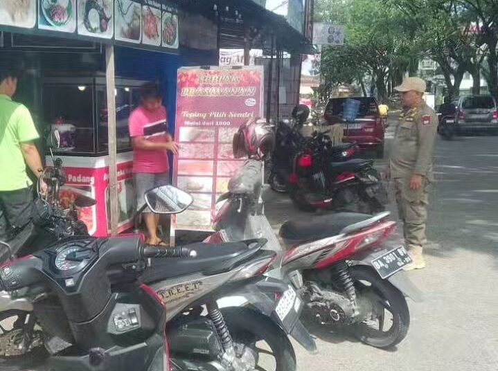 Petugas menertibkan lapak pedagang yang menggunakan bahu jalan (foto: Instagram Satpol PP Kota Padang)