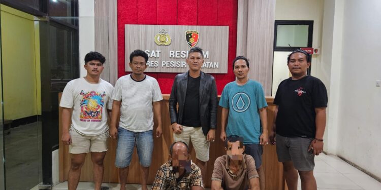 Polisi tangkap dua pelaku pengangkut kayu ilegal di Pesisir Selatan.