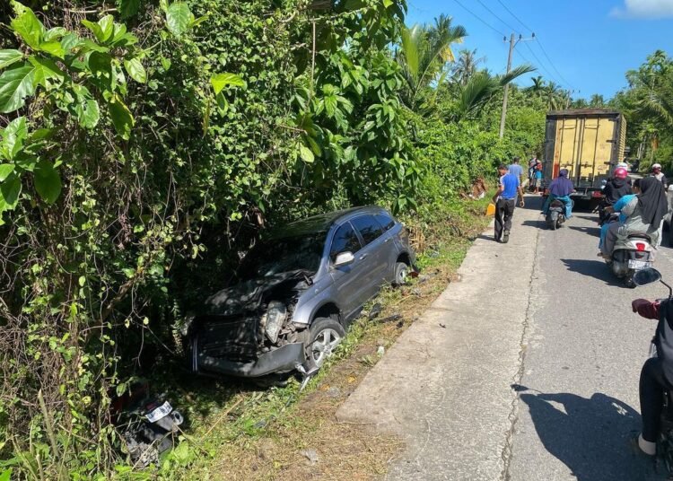 Kecelakaan antara mobil dan dua sepeda motor di Padang Pariaman.