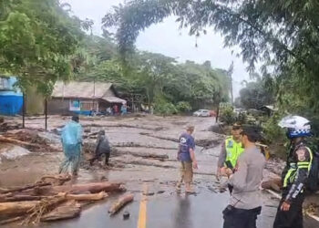 Banjir lahar dingin Gunung Marapi di jalur Padang Panjang-Bukittinggi.