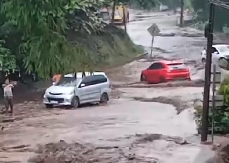 Banjir lahar dingin Gunung Marapi melanda Jalan Raya Padang Panjang-Bukittinggi.