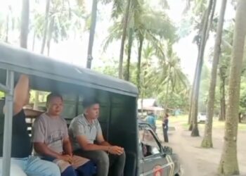 Polisi mengamankan tukang parkir liar di Pantai Jambak Padang.