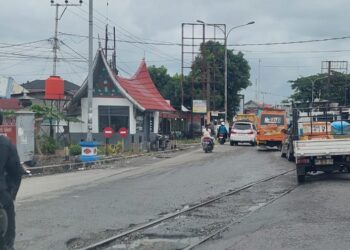 Penampakan jalanan perlintasan rel kereta api di Lubuk Buaya, Kota Padang.