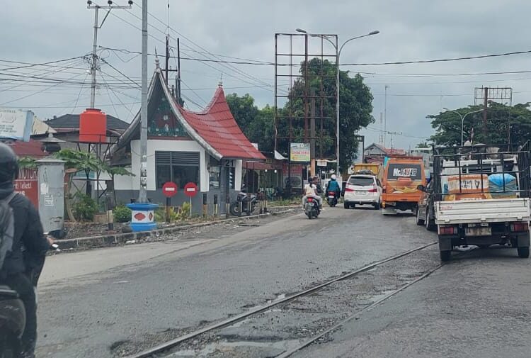 Penampakan jalanan perlintasan rel kereta api di Lubuk Buaya, Kota Padang.