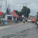 Penampakan jalanan perlintasan rel kereta api di Lubuk Buaya, Kota Padang.