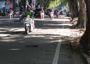 Penampakan jalan berlubang di Jalan Rasuna Said Kota Padang.