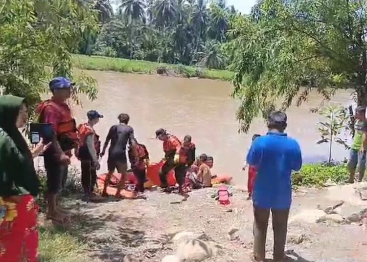 Proses evakuasi korban hanyut terseret arus sungai di Pesisir Selatan.
