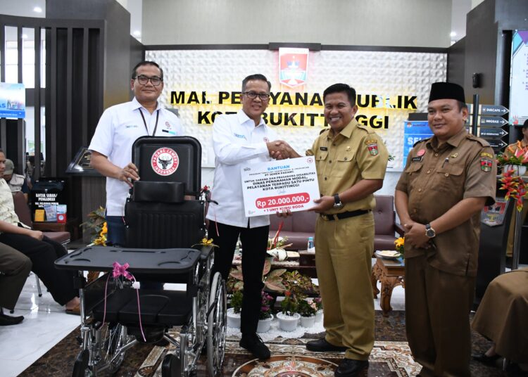 Semen Padang Serahkan Bantuan Kursi Roda dan Sarana Prasarana ke MPP Bukittinggi.