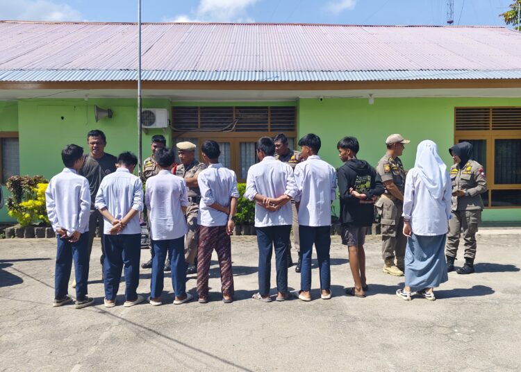 Sejumlah pelajar di Kota Padang ditertibkan petugas saat berkeliaran di jam sekolah.