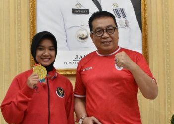 Penjabat (Pj) Wali Kota Payakumbuh Jasman  bersama atlet Karate Zahratus Syifa.