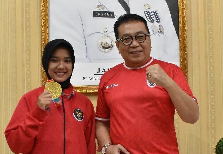 Penjabat (Pj) Wali Kota Payakumbuh Jasman  bersama atlet Karate Zahratus Syifa.