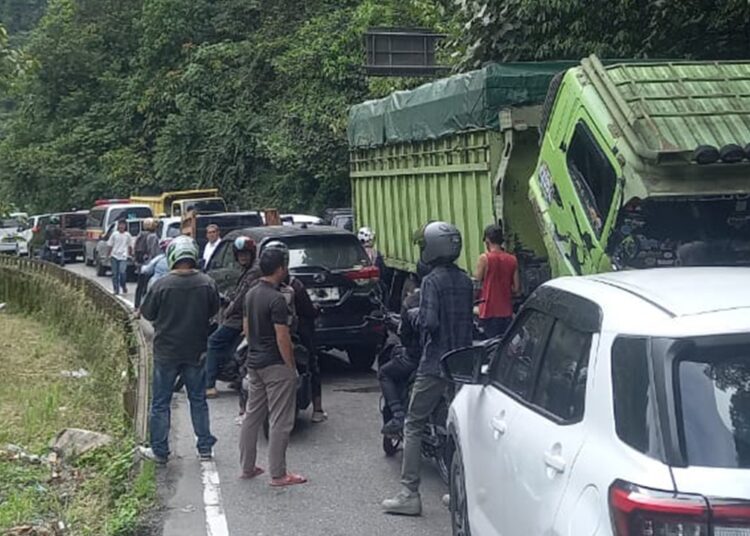 Jalan Raya Padang-Bukittinggi macet