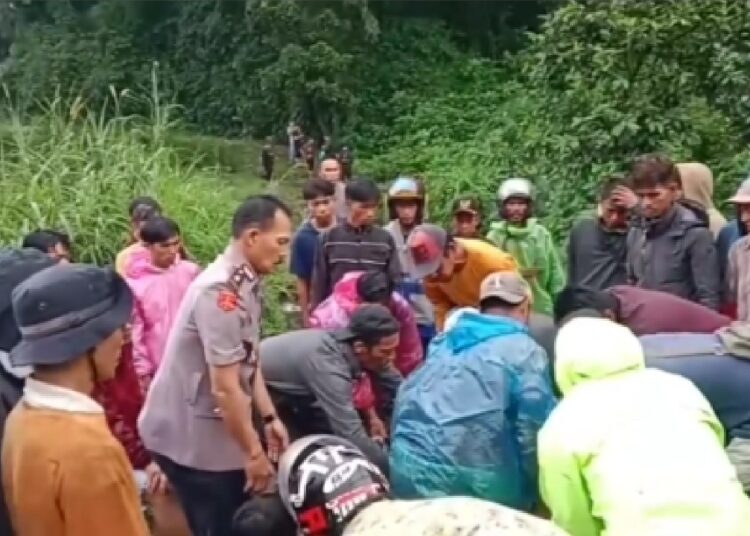 Proses evakuasi korban terseret bah di Sungai Kawasan Kelok Hantu Nagari Aia Angek Tanah Datar, Kamis (25/4/2024).
