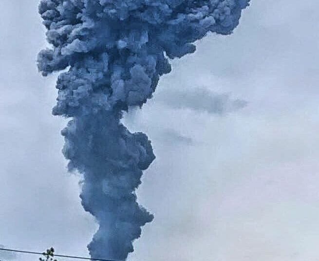 Gunung Marapi kembali erupsi pada Rabu, 3 April 2024 (foto: Instagram/erisonjkambari)