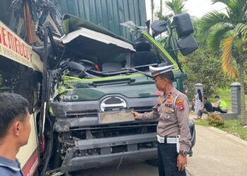 Kecelakaan bus Sembodo dan truk di Jalan Lintas Sumatera di Sijunjung (foto: Polres Sijunjung)