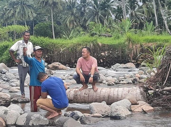 Warga menemukan jasad bayi di Sungai Batang Kuranji, Selasa (23/4/2024).