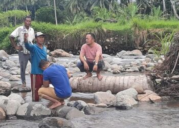 Warga menemukan jasad bayi di Sungai Batang Kuranji, Selasa (23/4/2024).