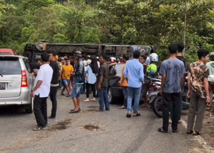Kecelakaan lalu lintas terjadi di jalur alternatif Jalan Raya Padang-Bukittinggi di kawasan Malalak Timur, Malalak, Kabupaten Agam, Senin (15/4/2024).