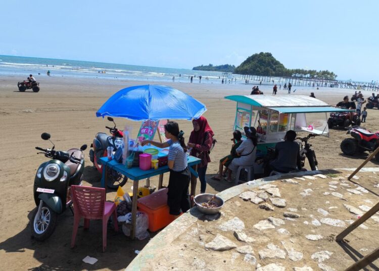 Pantai Air Manis Padang dipadati wisatawan pada libur lebaran 2024.