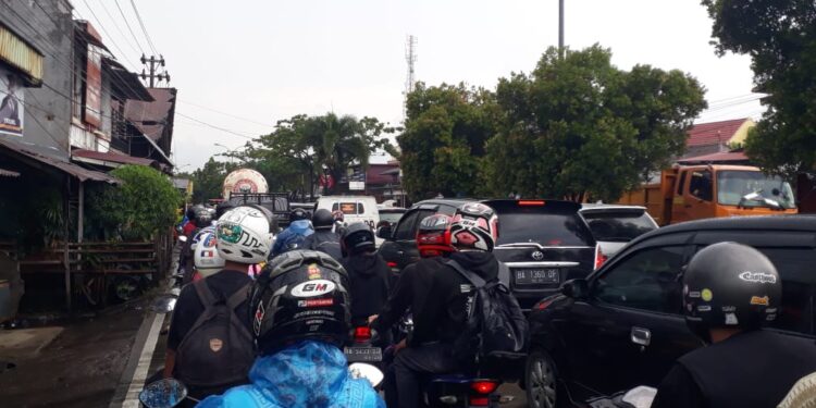 Macet di kawasan Lubuk Begalung, Kota Padang