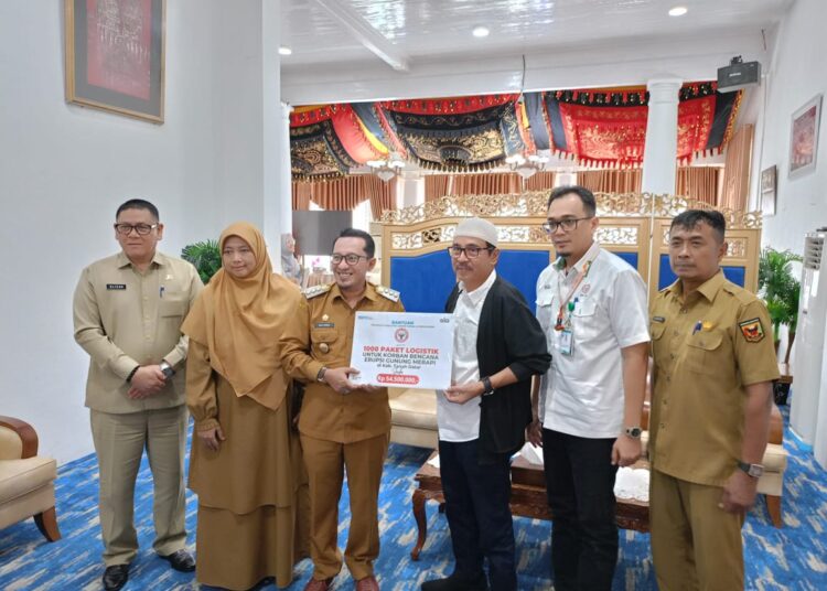PT Semen Padang salurkan bantuan kepada korban rrupsi Gunung Marapi