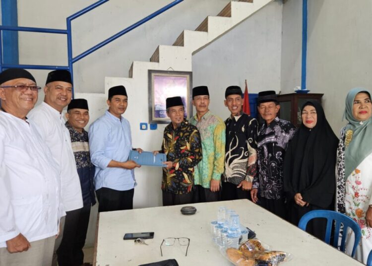 Tigo Tungku Sajarangan Nagari Koto Nan Gadang mengambil formulir pendaftaran untuk Joni Hendri, Jumat (26/4/2024).