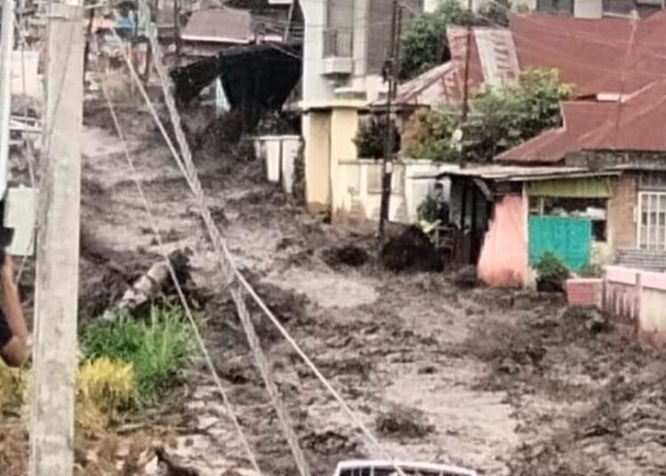 Penampakan saat lahar dingin Gunung Marapi menerjang jalan di Nagari Bukik Batabuah Kabupaten Agam, Jumat (5/4/2024).